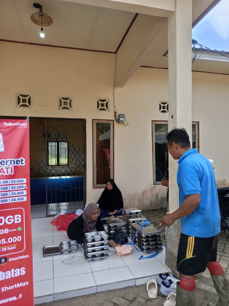 DUKUNG DIGITALISASI dan GIZI ANAK,DESA TELUK MESJID FASILITASI PEMBAGIAN KARTU TELKOMSEL GRATIS SERTA MBG BALITA